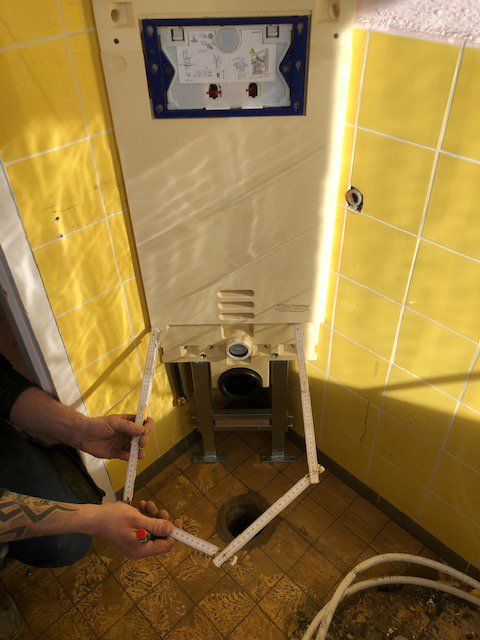  Vorbereitung Toilette im Eck 